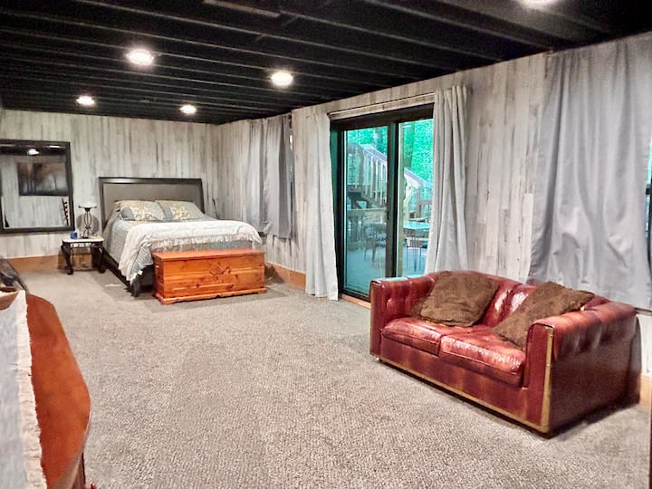 El tercer dormitorio se encuentra en la planta baja y tiene una cama queen, así como sala de estar, mesa y TV inteligente.