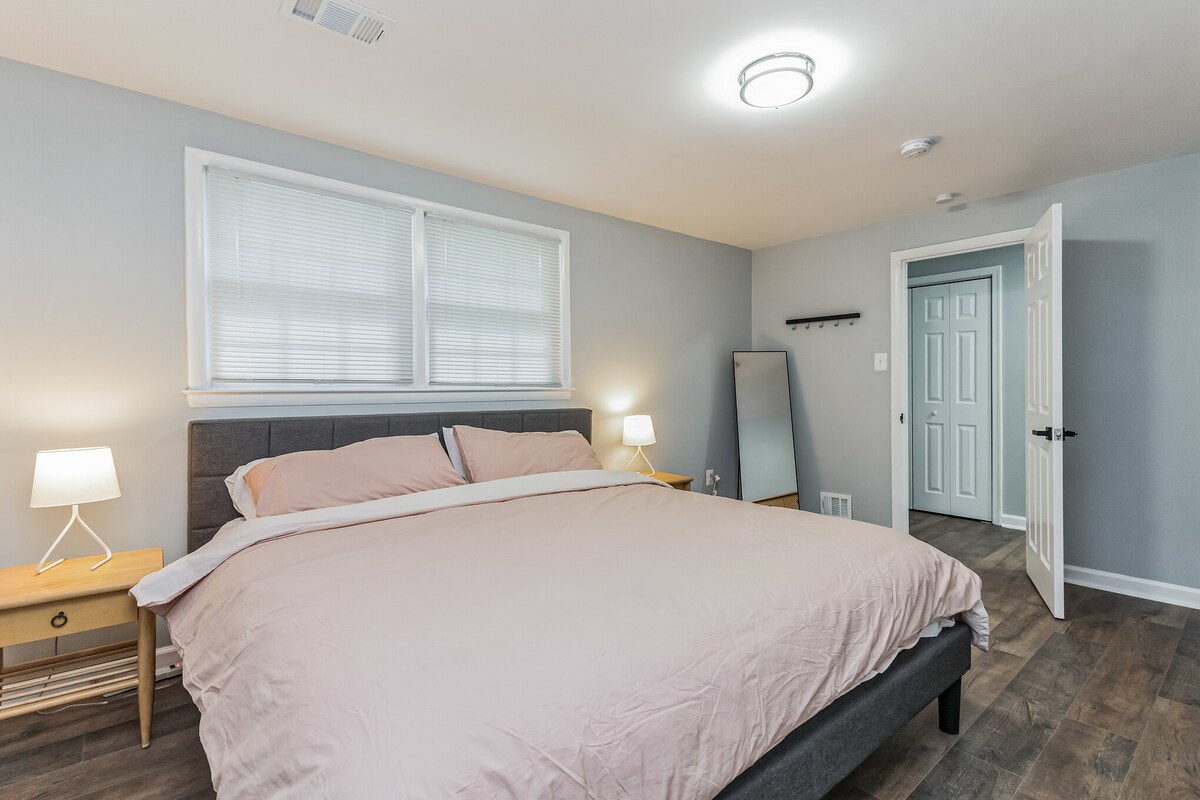 低层卧室设有2米宽双人床，走廊尽头设有全功能卫生间。