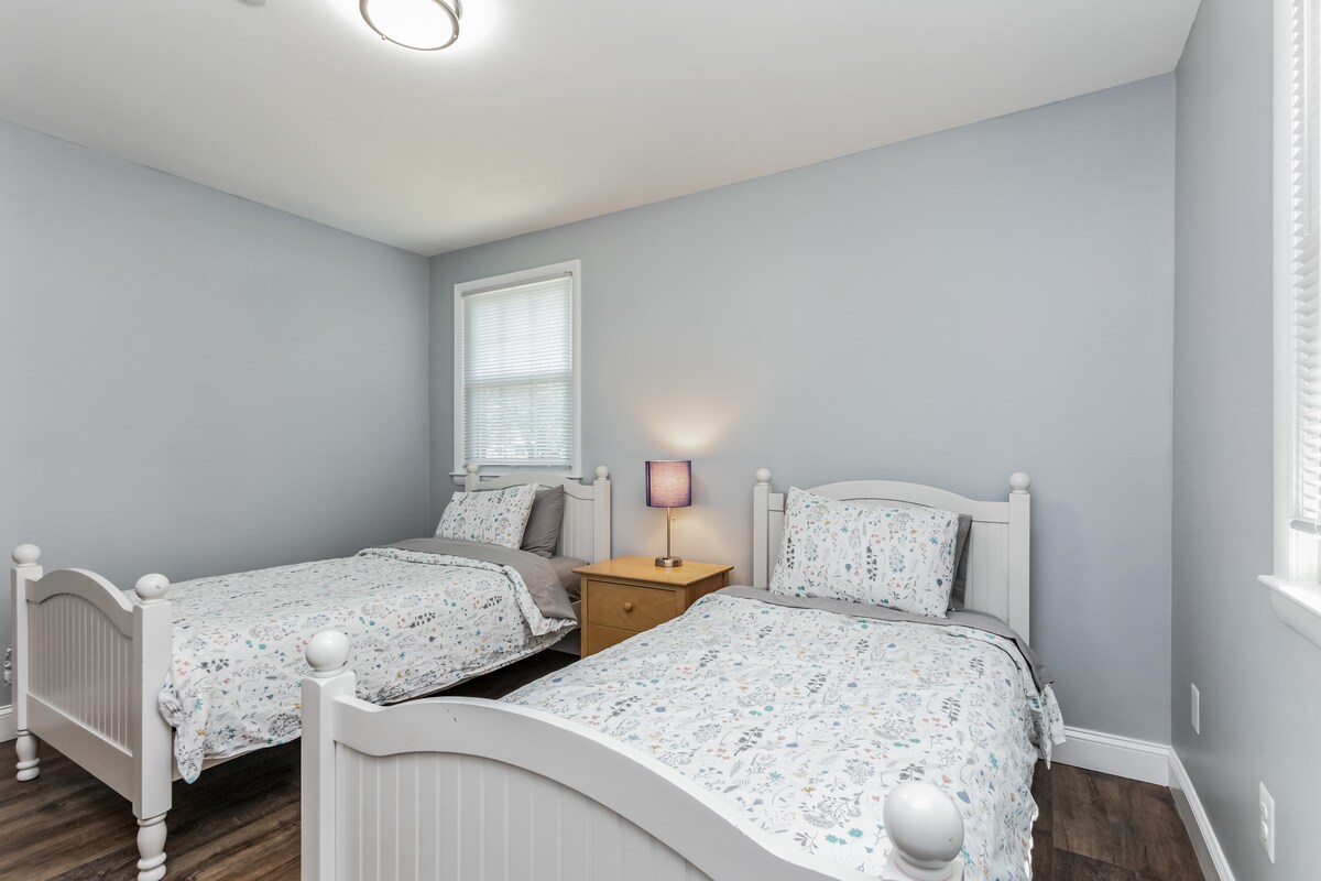 第三间卧室位于主楼层，配有两张单人床。