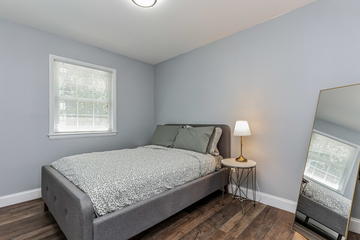 第二间卧室位于主楼层，配备双人床。