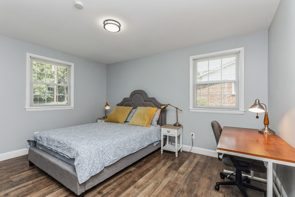 主楼层的主卧配有书桌、舒适的办公椅和套内卫生间。