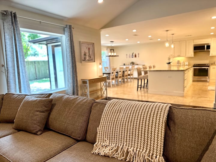 Newly Renovated Home, Centrally Located, Sleeps 10 - Houston, TX