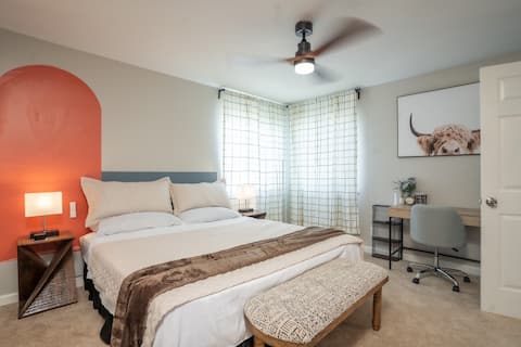 2GB Wi-Fi , Work desk, King Beds & Foam Hot Tub