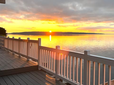 Sunset Beachfront Getaway w/Kayaks & Paddle Boards