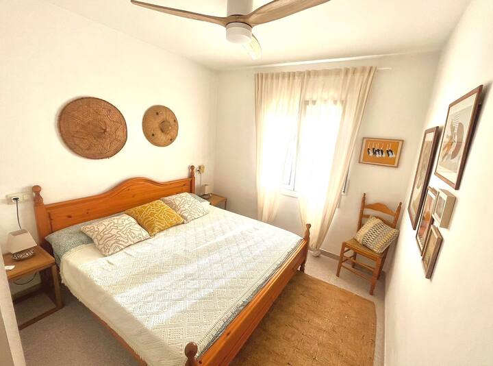 Საძინებელი 1. 180 სმ სიგანის საწოლი.