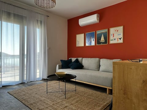 Top Airbnb: Azure Horizons - Seaside Retreat with Sea View in Kumbor