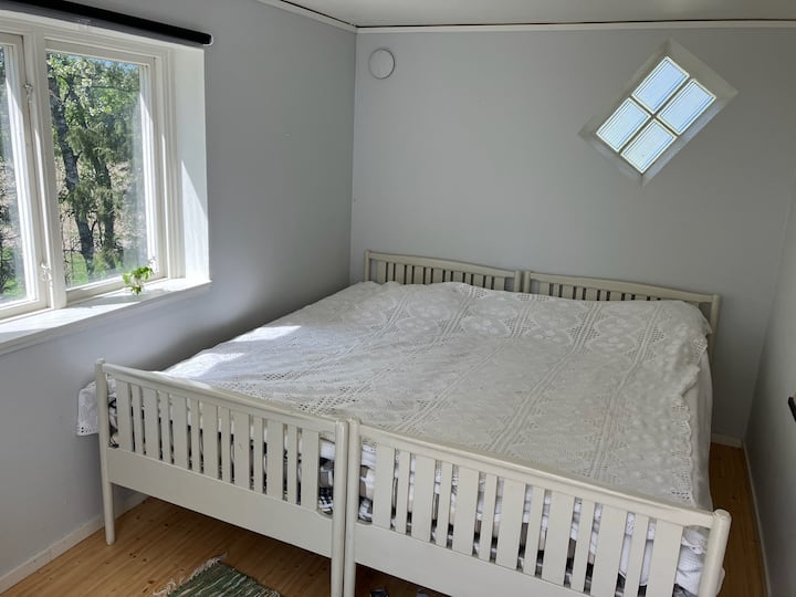 غرفة نوم مع مدخل منفصل. 