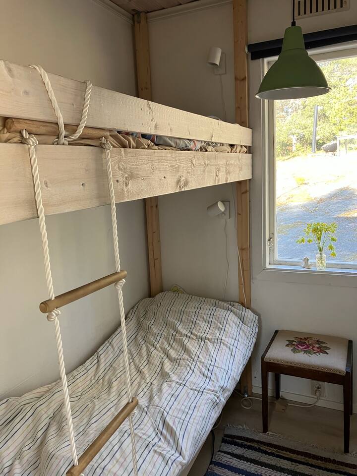 غرفة نوم  بسرير بطابقين للأطفال.