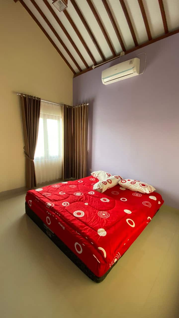 Dormitorio 1 con 1 cama elástica de 180×200 y 1 aire acondicionado. Dormitorio grande con una gran ventana en la esquina para disfrutar del sol.