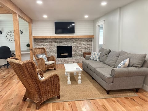 Popular Airbnb listing: Beautiful Home - Blue Ridge, NGU, Travelers Rest in Greenville