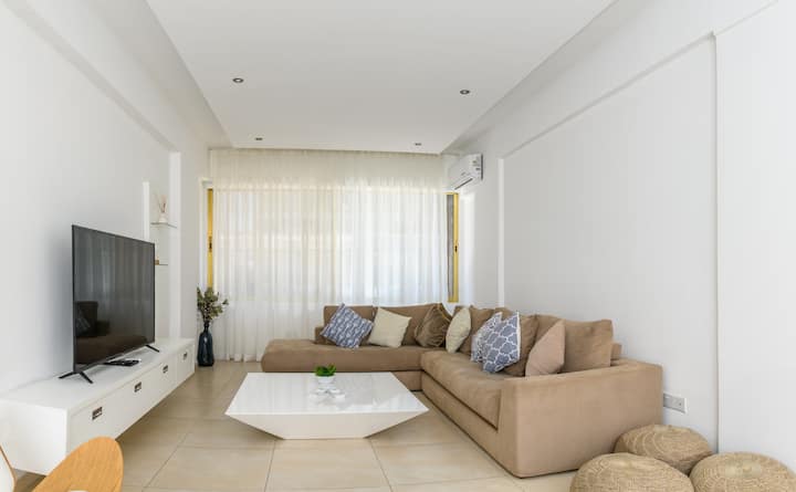 Nayla’s Central 2 Bedroom Apartment Nearby Beach - Larnaca