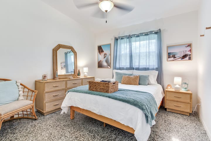 Dormitorio temático oceánico con una cama tamaño queen
