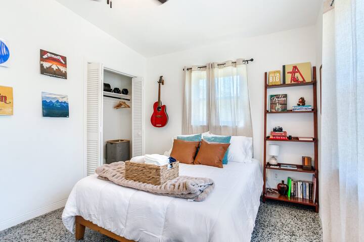 Habitación creativa con cama tamaño queen (portaequipajes para tu comodidad).