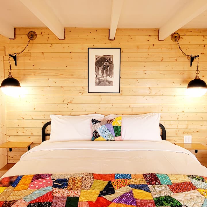 Брачна соба со хидромасажна када и влез во поплочен двор 