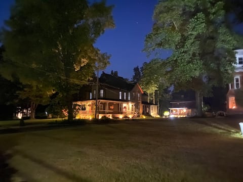 Elegant 2 bedroom apt 1 block from SUNY Fredonia