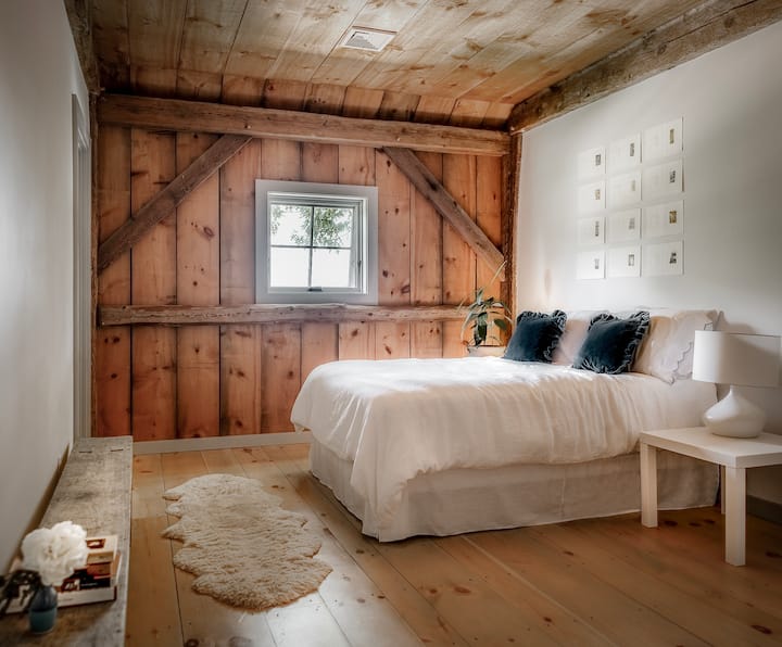 Dhomë gjumi në katin e dytë me krevat me madhësi të plotë