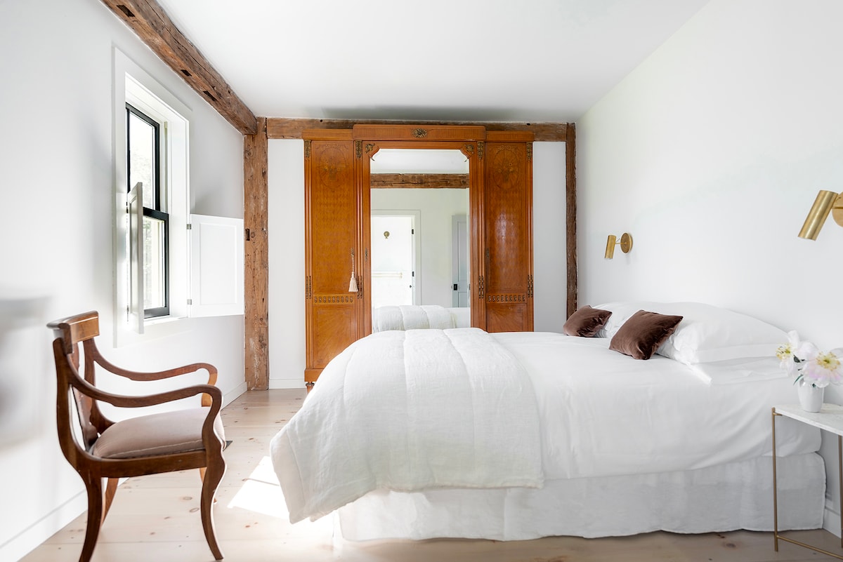 חדר שינה בקומה הראשונה עם מיטת קווין סייז