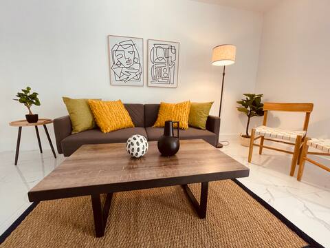 Popular Airbnb listing: Stylish & Spacious 2bed/2bath condo w/parking in Parkdale South