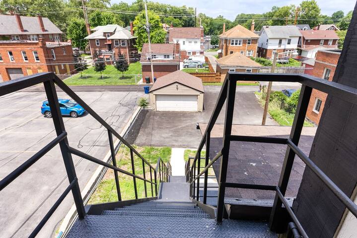 The Crotti Conservatoire Castle – 𝟑 𝐟𝐥𝐨𝐨𝐫𝐬! gallery image 3