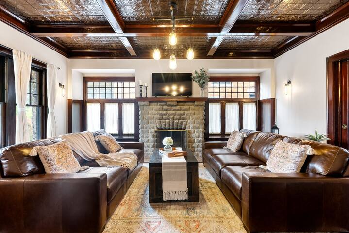 The Crotti Conservatoire Castle – 𝟑 𝐟𝐥𝐨𝐨𝐫𝐬! gallery image 2