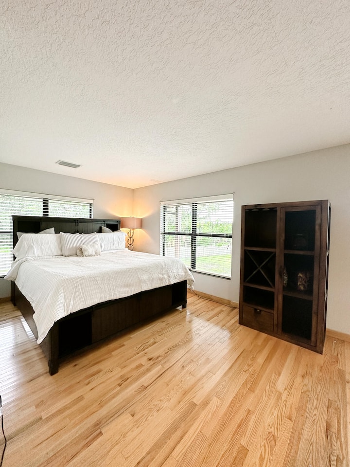 Kingsize bed #2  gelegen in schoonmoeder suite met Lavender Memory Foam-kussens