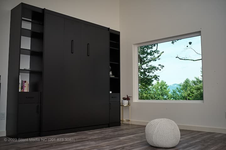 Studio ka një krevat Murphy modern dhe elegant që paloset pa probleme për të maksimizuar hapësirën dhe rehatinë tënde gjatë qëndrimit.