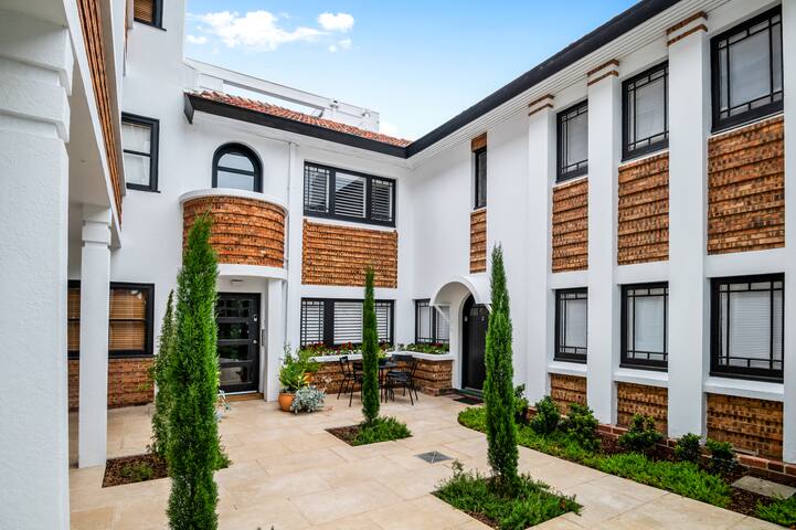 Boutique Art Deco Apt+Beach, Park, Shops, Cafes F2