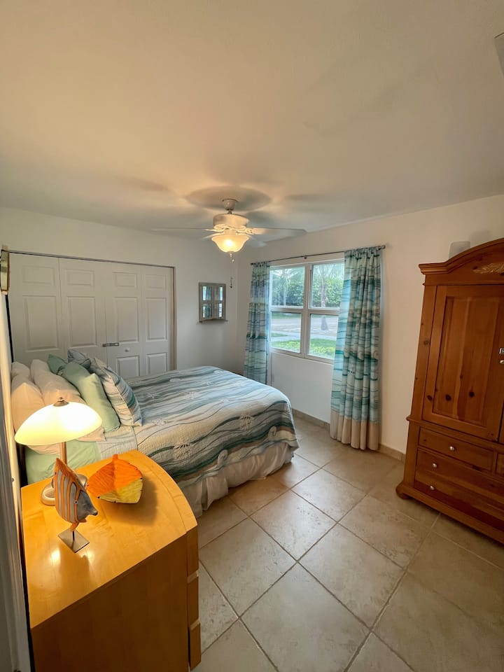 Chumba cha kulala cha wageni kilicho na mandhari ya bahari na eneo la bwawa.