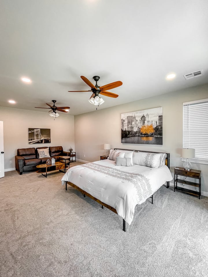 Dormitorio3 de arriba: cama tamaño king con sofá sofá cama y baño privado con bañera/ducha.  