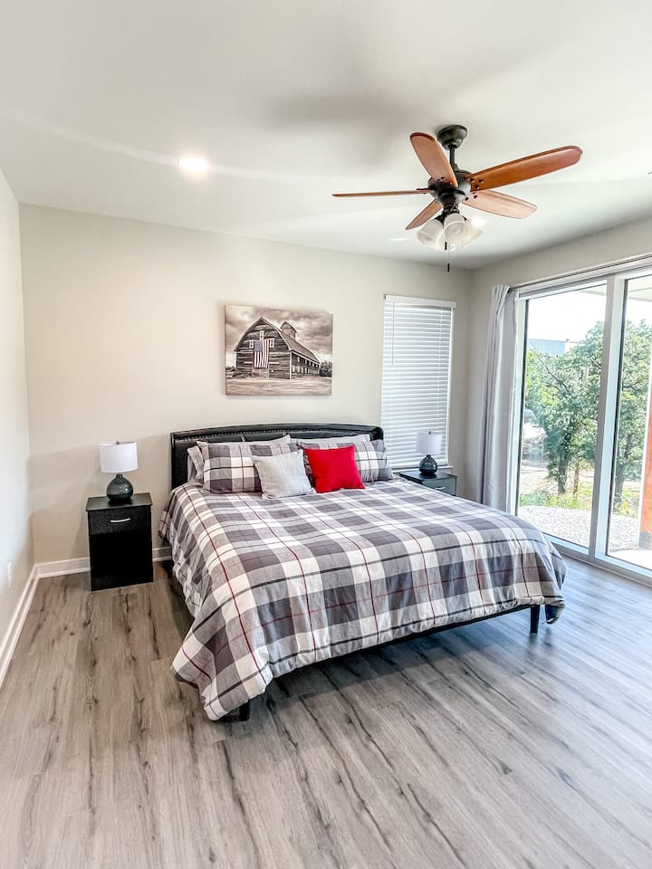 Dormitorio principal 1 ubicado en la planta baja con una cama tamaño king y baño privado con ducha a ras del suelo. 