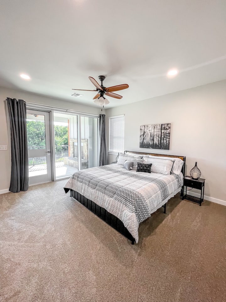 Dormitorio del segundo piso #2: cama tamaño king con baño privado y bañera/ducha. 