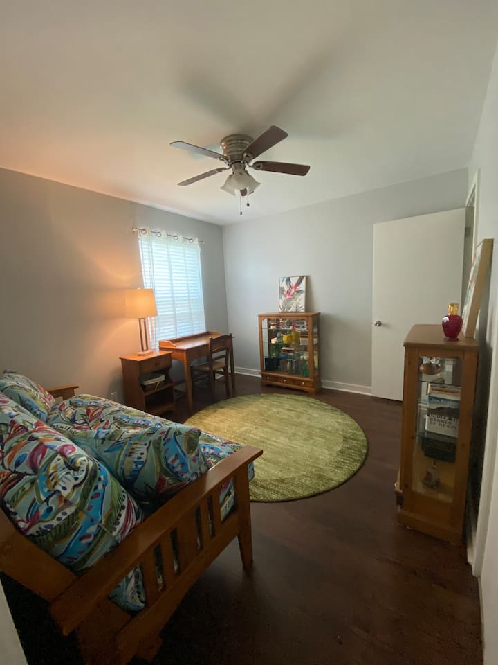 Uredski prostor ili dodatni prostor za spavanje. Futon se proteže na krevet pune veličine.