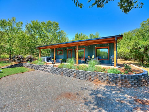 Serenity Cottage + hot tub in the country
