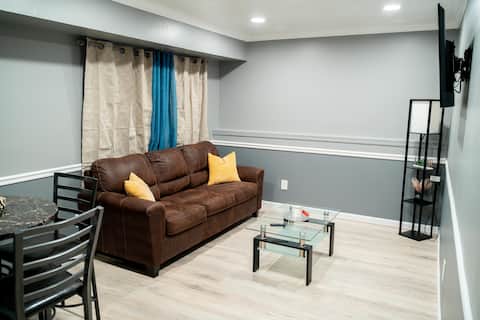 Entire independent Apt close to Airport and Ferry