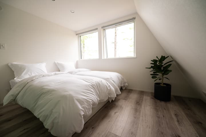 1階の寝室。明るく、落ち着いた空間です。