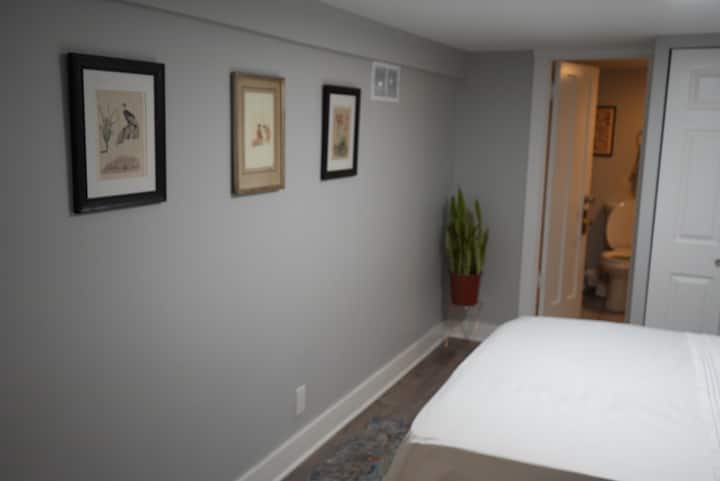 Dormitorio norte con baño adjunto con ducha y bañera.