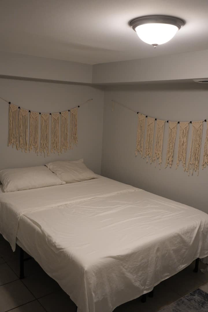 Habitación con cama sureña.