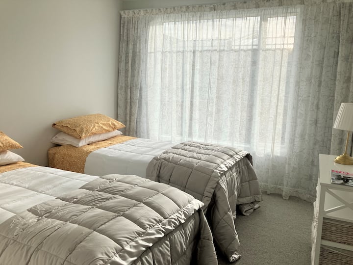 Chumba cha kulala kilicho na vitanda viwili na mashuka mapya ya kitanda.