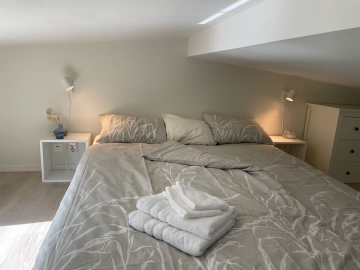 سرير بعرض 160 سم في غرفة النوم.