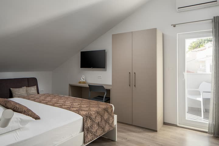 Spavaća soba br.1
Obavezno - madrac dim.180x200 cm
Stol za rad na ormaru 

Sofa
Klima uređaj
TV
Mali balkon sa pogledom na more