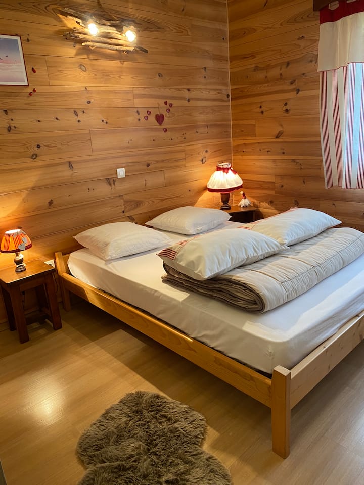 חדר ל -2 אנשים 
מיטה  (140x190) עם 4 כריות, שמיכת פוך אחת ושתי שמיכות.
מצעים מסופקים רק בעת הגשת הבקשה ואופציונלי