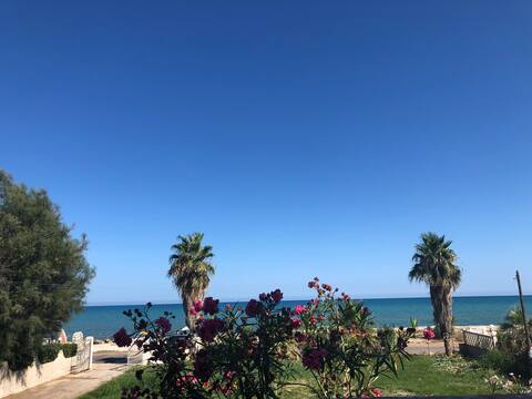Apartment right on the sea!