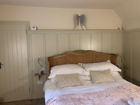 Top performing Airbnb: The Snug at Lantern House in Guildford