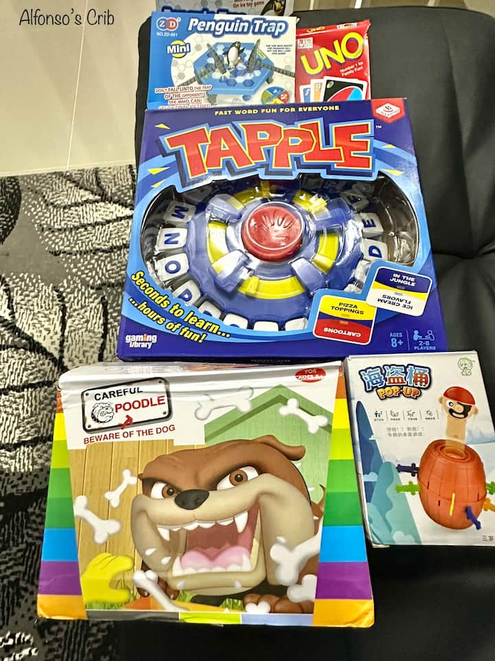 เด็กๆและ barkada ผูกพันกับบอร์ดและเกมไพ่นี้
