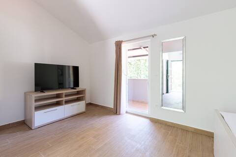 Popular Airbnb listing: Hidden Gem with Pool – For Couples or Groups in Podgrađe