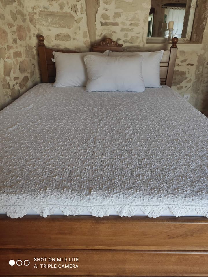 Krevati i madhësisë king me një dyshek me shkumë do të të japë një gjumë vërtet të këndshëm! 