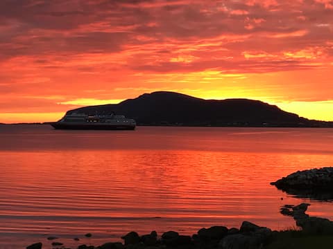 Year-round cabin by the sea at beautiful Hildre by Ålesund