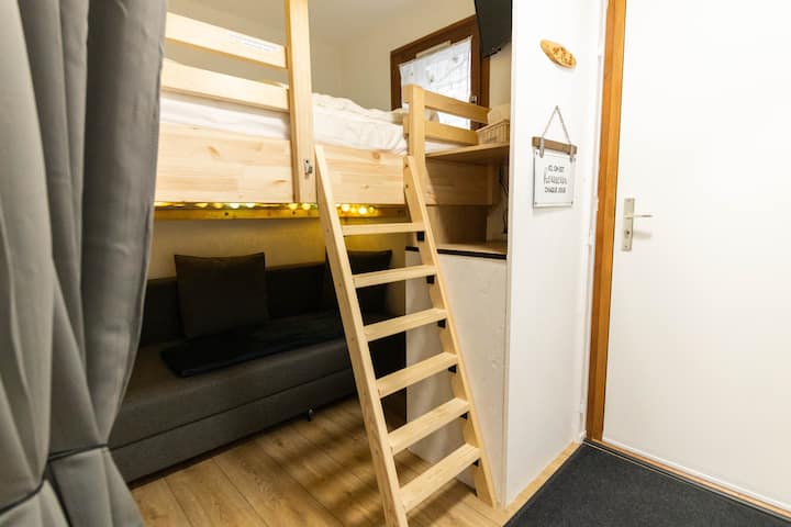 Rincón de montaña con cama de 140*200 + TV

Sofá de 3 plazas ideal para niños