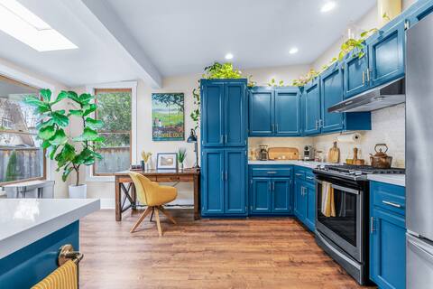 1884 Modern Home: Fire Pit, Tesla Tech, Near DT