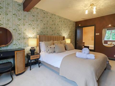 Beautiful home with hot tub near Cambridge